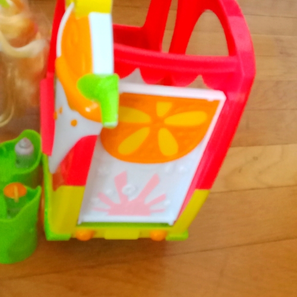 Shopkins Smoothie Truck Combo Set with Pineapple Lily - Picture 3 of 6
